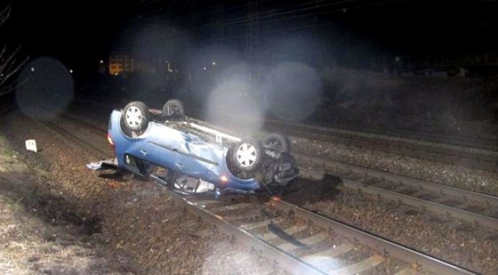 Auto vyletlo za eskou Tebovou ze silnice a skonilo v elezniním koridoru. (23. bezna 2010)