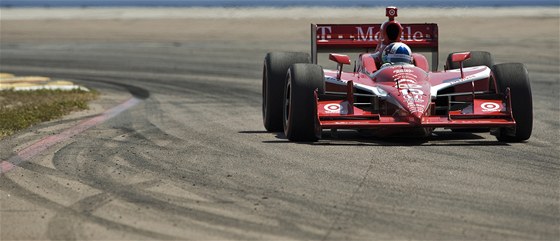 Úadující ampion Dario Franchitti zaal sezonu IndyCar jistým vítzstvím v St. Petersburgu.