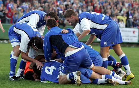 RADOST Fotbalisté Lín slaví pohárové vítzství nad Slavií v íjnu 2007.