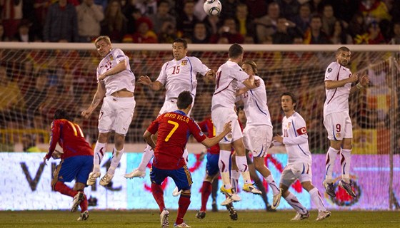 PÍMÝ KOP. panlský útoník David Villa zahrává standardní situaci, ale mí poslal nad branku.