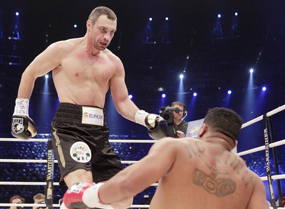 BOX. Vitalij Kliko práv poslal k zemi Odlaniera Solíse v souboji o titul mistra svta organizace WBC v tké váze.