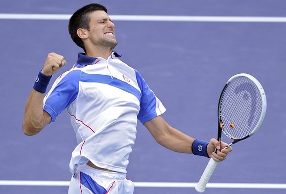 TRIUMF. Novak Djokovi slaví na turnaji v Indian Wells ve finálové bitv s Nadalem.