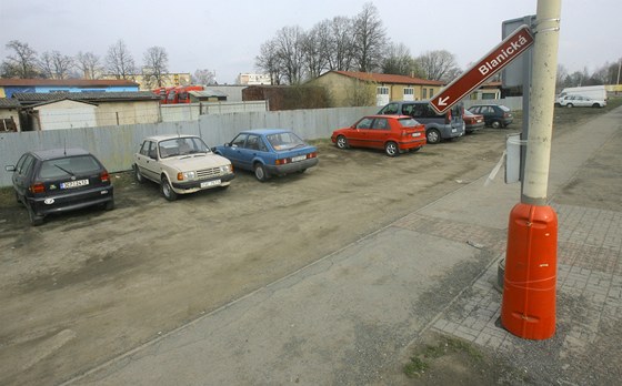 Souástí prodávaného pozemku v Blanické ulici v Táboe je krom ohrazené ásti také improvizované parkovit.