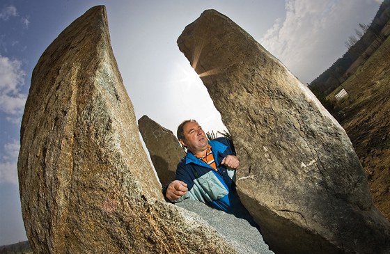 Václav Jílek staví u Holaovic na eskobudjovicku tymetrovou keltskou kamennou stavbu zvanou dolmen. Skládá se ze ty osmitunových kamen. Otevena bude o letním slunovratu.