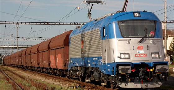Nová lokomotiva koda ady 380 táhne vlak s uhlím.