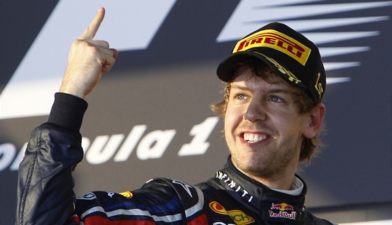 Sebastian Vettel se raduje z triumfu ve Velké cen Austrálie.