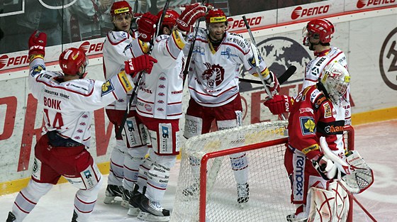 Tinetí hokejisté se radují z gólu v duelu se Slavií.