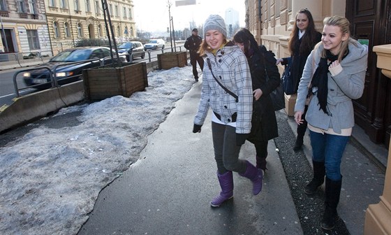 Základní kola v Legerov ulici je z obou stran obklopená magistrálou.