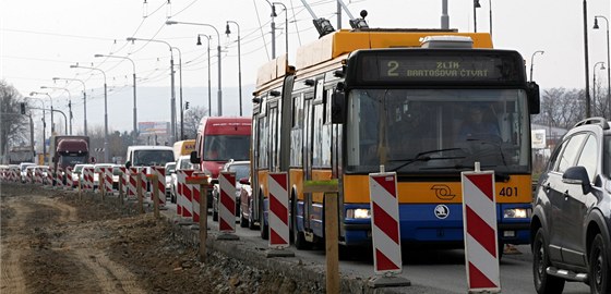 Roziování frekventované silnice (snímek z loské etapy navazujícího úseku do Otrokovic).