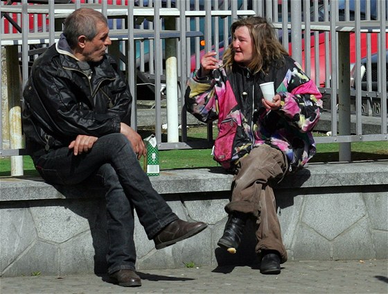 Bezdomovci v poslední dnech opoutjí karlovarské nádraí a jsou astji vidt napíklad ped trnicí.