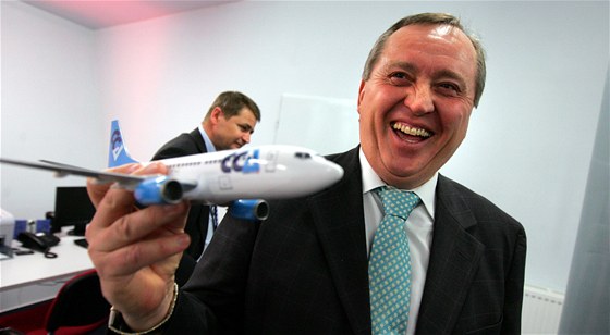 Hubert Pikl ze spolenosti Czech Connect Airlines s modelem letadla Boeing 737-300.