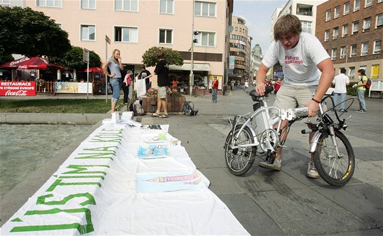 Na kole na elektrický pohon se mohou lidé od ledna 2012 prohánt i Karlovými...