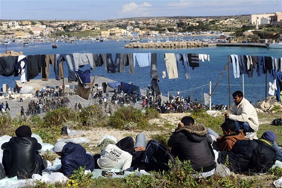Uprchlíci z Tuniska ví prádlo na ostrov Lampedusa, na italském ostrov jich je tém est tisíc 