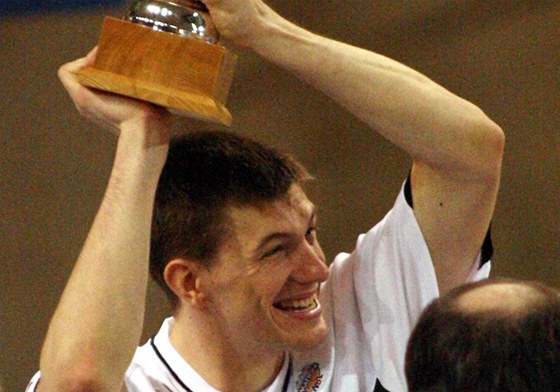 Pavel Pumprla z Nymburka s trofejí pro vítze eského poháru.