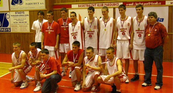 Na zlato z mládenických kategorií jsou v Pardubicích zvyklí. Takto pózovali ampioni do 16 let v roce 2009.