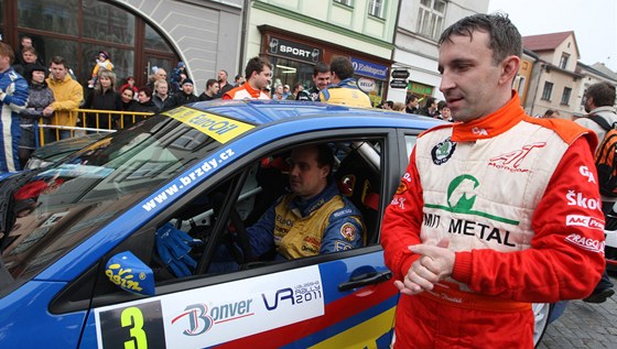 MÁ PKNÝ AUTO. Antonín Tlusák stojí vedle vozu svého konkurenta Václava Pecha (za volantem).