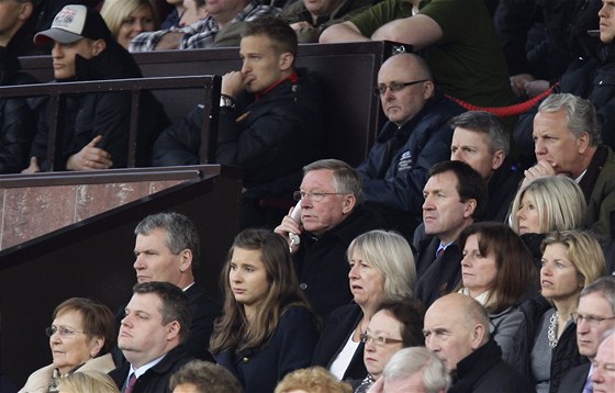 TELEFONISTA. Alex Ferguson diriguje svj Manchester i z tribuny.
