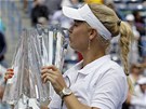 ZASLOUEN ODMNA. Caroline Wozniack se raduje s trofej pro vtzku turnaje v Indian Wells.