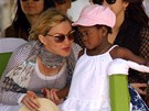 Madonna s dcerou Mercy v jejím rodném Malawi