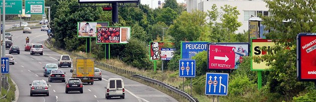 Billboardy u dálnice D1 v Praze. Ilustrační foto Billboardy u dálnice D1 v Praze. Ilustrační foto