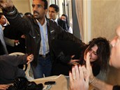 Imn al-Obajdov bojuje s pracovnky libyjskho ministerstva informac (26. bezna )