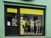 Rok 2009 - Prostitutky v nonm klubu Kiss v Dub ekaj na zkaznky marn.
