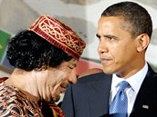 Muammar Kaddf a Barack Obama pi setkn v italsk L'Aquile v ervenci 2009.