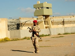 Vojk hld Kaddfho komplex Bab al-Azizja v Tripolisu. (20. bezna 2011)