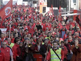 Tisce demonstrant protestuj v Bruselu prtoi sprnm opatenm evropskch vld (24. bezen 2011)