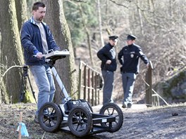 Brnnt archeologov hledali pomoc georadaru v Dobronn dal hrob Nmc. Ptrali po nm u elezninho viaduktu pes Zlat potok.