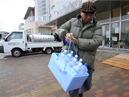 Japonec z prefektury iba si nese balenou vodu. ady varovaly, aby lid v Tokiu nedvali dtem pt kvli zven radiaci vodu z kohoutk (23. bezna 2011)