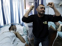 Syan lamentuje u postele svho bratra, kter byl tce rann pi zsahu bezpenostnch sloek bhem protivldnch protest v Latakii (27. bezna 2011)