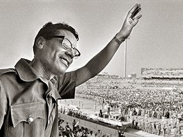 ervenec 1973. Kadáfí zdraví své stoupence na stadionu v Benghází.  V záí 1969