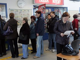 Fronta na ipov karty pro MHD zdarma ve Frdku-Mstku.