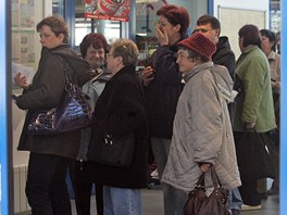 Fronta na ipov karty pro MHD zdarma ve Frdku-Mstku.