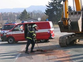 Hasii likviduj skvrny po bagru, kter sjel z podvalnku za tahaem. (23. bezna 2010)