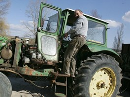  Lubomr Hlavenka z Mikulova se svm upravenm traktorem.