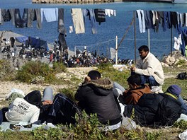 Uprchlci z Tuniska v prdlo na ostrov Lampedusa, na italskm ostrov jich je tm est tisc 