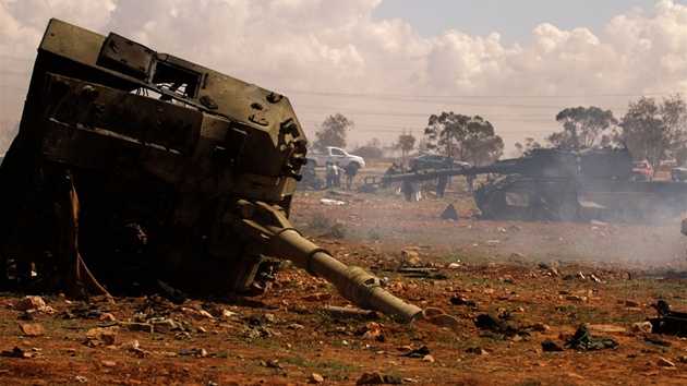 Tanky patící vojsku Muammara Kaddáfího zniené francouzským útokem u Benghází. (20. bezna 2011) 