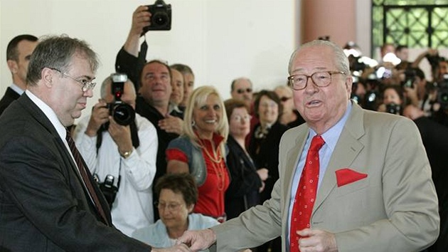 Jean-Marie Le Pen, éf rasistické Národní fronty. Ped pti lety se postupem do druhého kola postaral o nejvtí volební ok, ale letos se nic podobného neeká. Le Pen hlasoval v Saint-Cloud u Paíe. (22. dubna 2007)