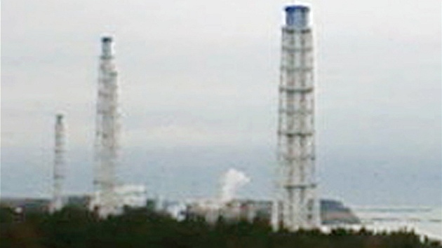 Z japonské jaderné elektrárny Fukuima stoupá dým (22. bezna 2011)