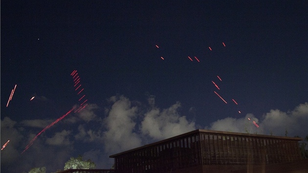 Noní obloha nad Tripolisem - nebe kiuje protiletadlová palba (23. bezna 2011)