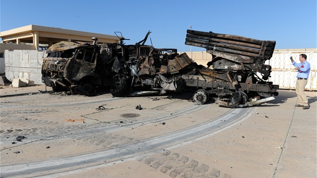 Libyjský reim vzal západní novináe na obhlídku následk bombardování v Tripolisu (22. bezna 2011)