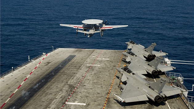 Francouzské letadlo vasné výstrahy E-2C Hawkeye vzlétá z letadlové lodi Charles de Gaulle k misi nad Libyí (25. bezna 2011)