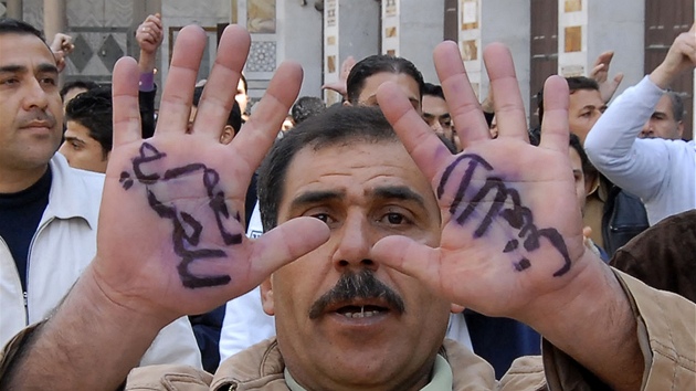 Ano svobod, ne násilí. Nápis na dlaních syrského demonstranta (25. bezna 2011)