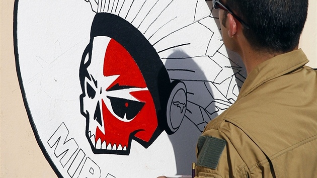 Francouzský pilot dekoruje stny letecké základny (26. bezna 2011)