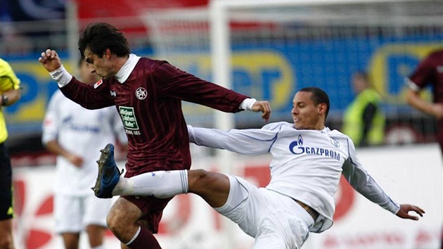 Udržet míč se snaží Jan Morávek z Kaiserslauternu, tvrdě ho napadá Jermaine Jones z Schalke. Udržet míč se snaží Jan Morávek z Kaiserslauternu, tvrdě ho napadá Jermaine Jones z Schalke.