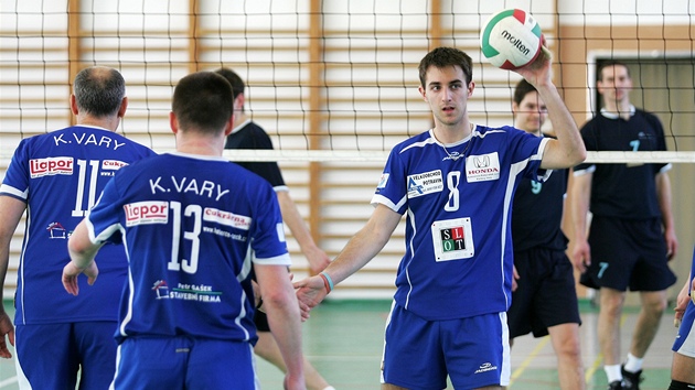 Karlovarští volejbalisté. S míčem Petr Kořán Karlovarští volejbalisté. S míčem Petr Kořán