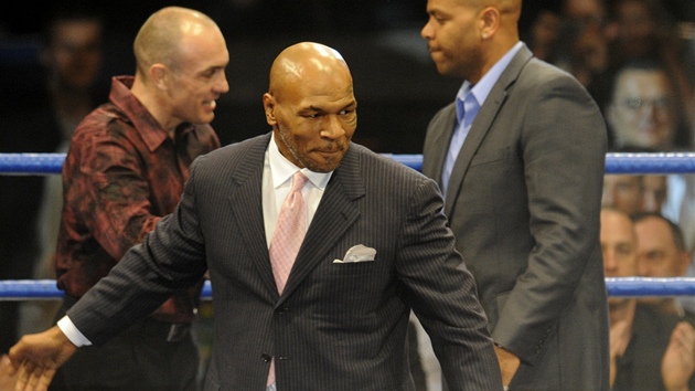 LEGENDA V PRAZE. Mike Tyson (uprostřed) na galavečeru bojových sportů Heroes Gate 3. LEGENDA V PRAZE. Mike Tyson (uprostřed) na galavečeru bojových sportů Heroes Gate 3.