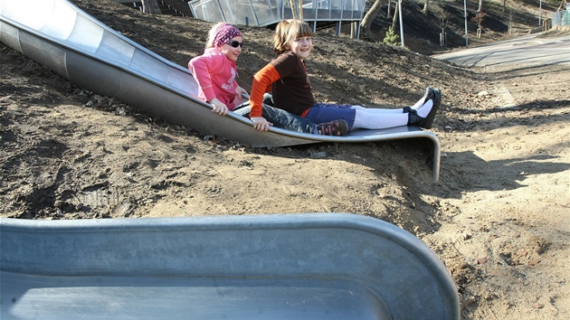 Na pedraený park upozorují cenovky, které nkdo nalepil na laviky a skluzavky